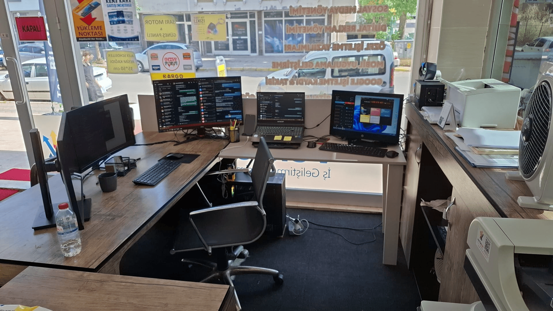 Ofis içi çalışma masaları