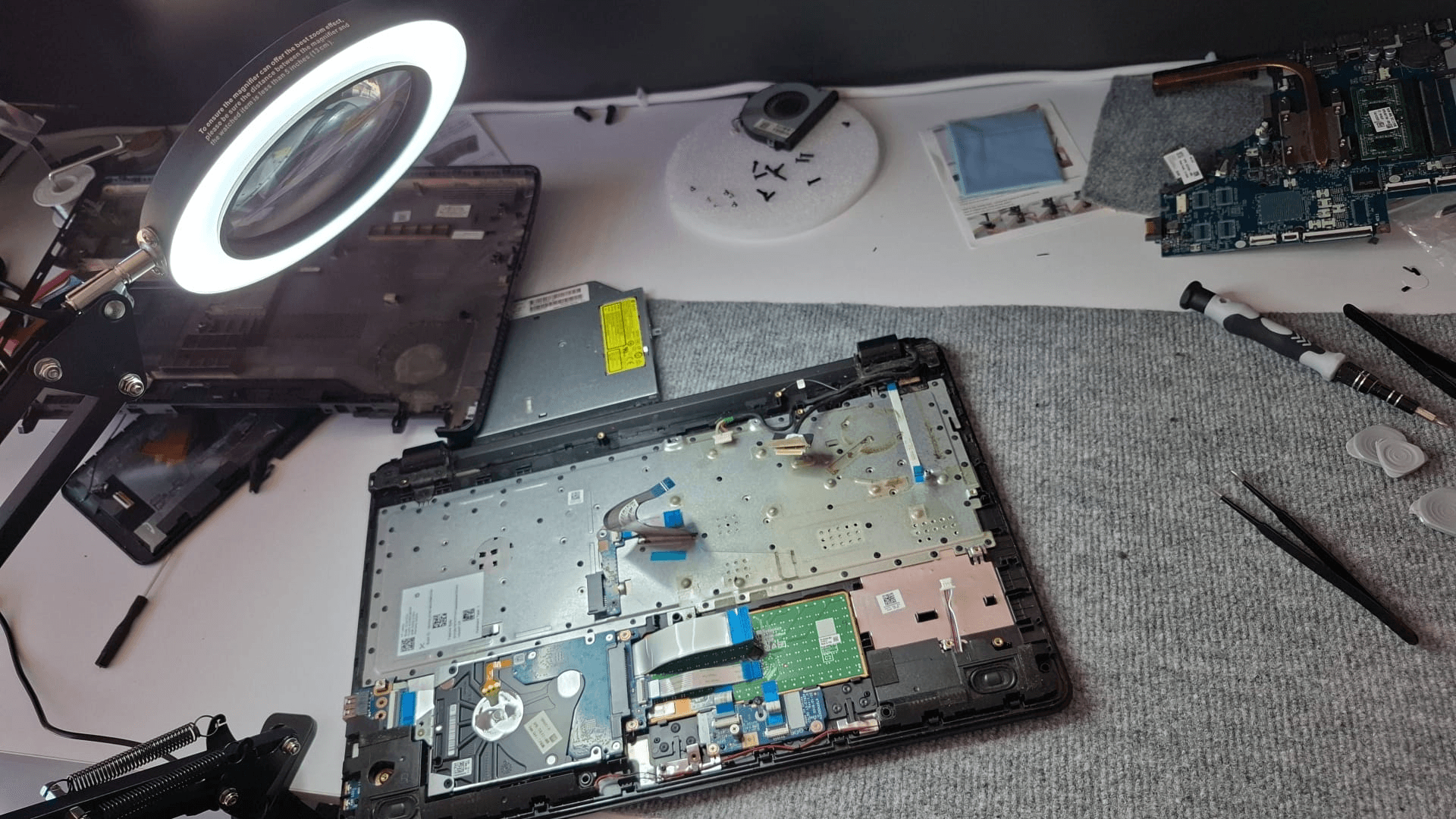 Laptop teknik servis çalışma alanı